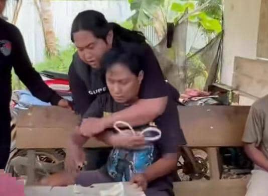 Tangkapan layar video detik-detik jurnalis advokasi Royman M Hamid ditangkap oleh aparat Polres Morowali, Sulawesi Tengah, Minggu (4/1/2026). (Dok. Rekaman Video).