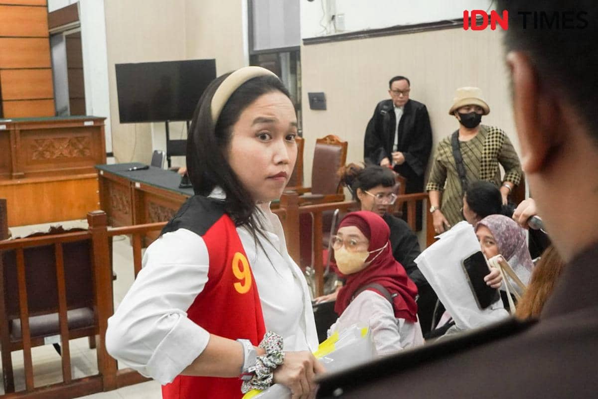 Bos Mecimapro, Fransiska Dwi Melani kembali menjalani persidangan di PN Jaksel, Selasa (9/12/2025). (IDN Times/Irfan Fathurohman)