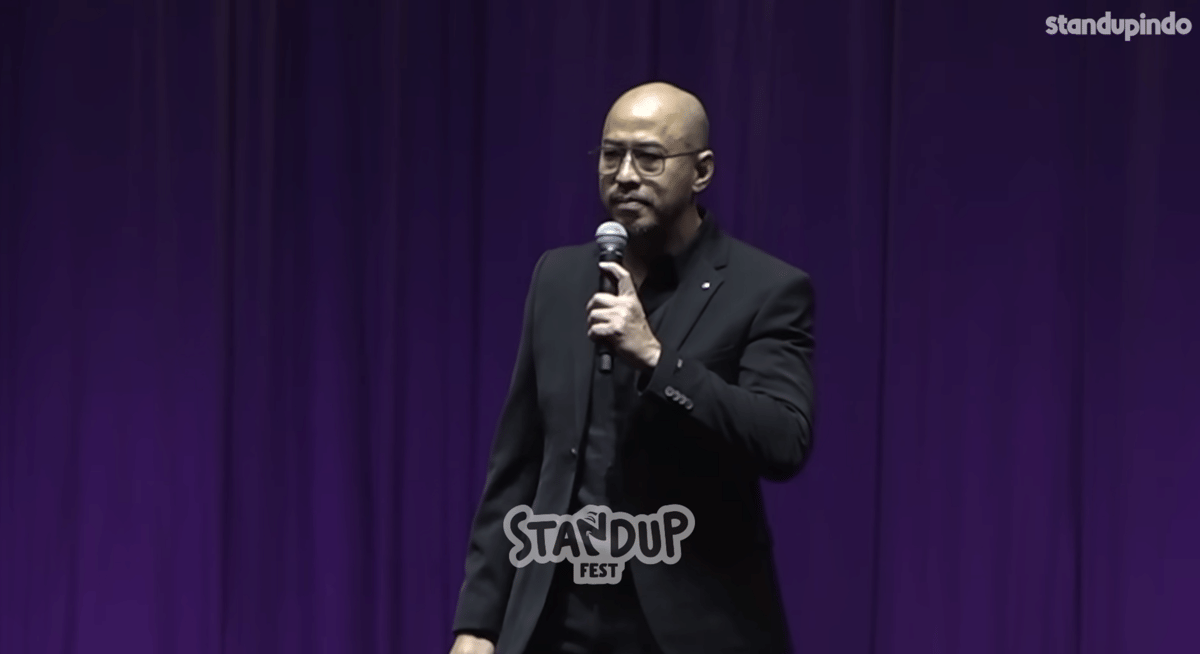 penampilan stand up Pandji Pragiwaksono