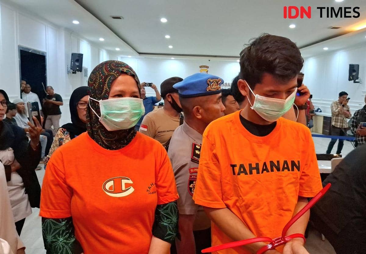 Sumarni (39) dan Sukarno (23) pasutri penjual nasi kuning di Makassar yang diduga perkosa dan rekam karyawatinya sendiri berinisial K (22) saat dihadirkan di Aula Polrestabes Makassar, Senin (5/1/2026). IDN Times/Darsil Yahya