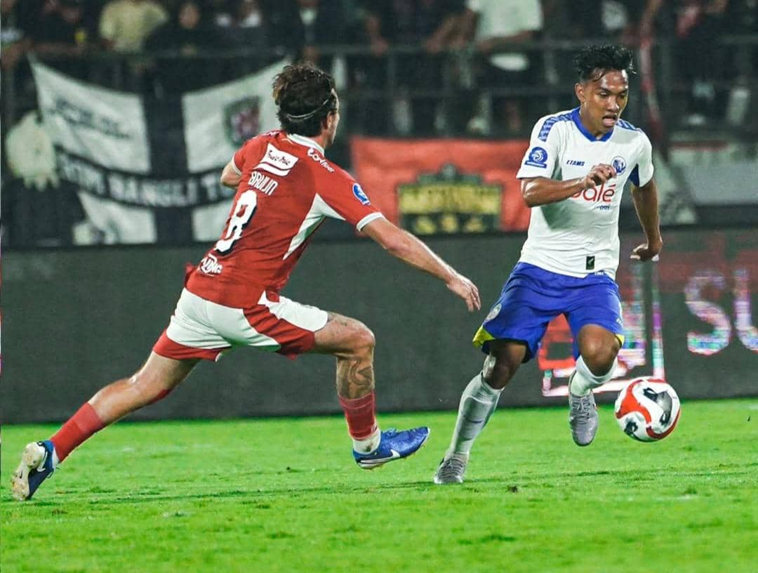 Masih ada waktu, 𝐌𝐚𝐧𝐟𝐚𝐚𝐭𝐤𝐚𝐧! 🦁✊⏱️#AremaFC #Aremania #SalamSatuJiwa #BRISuperLeague .heic (1).jpg