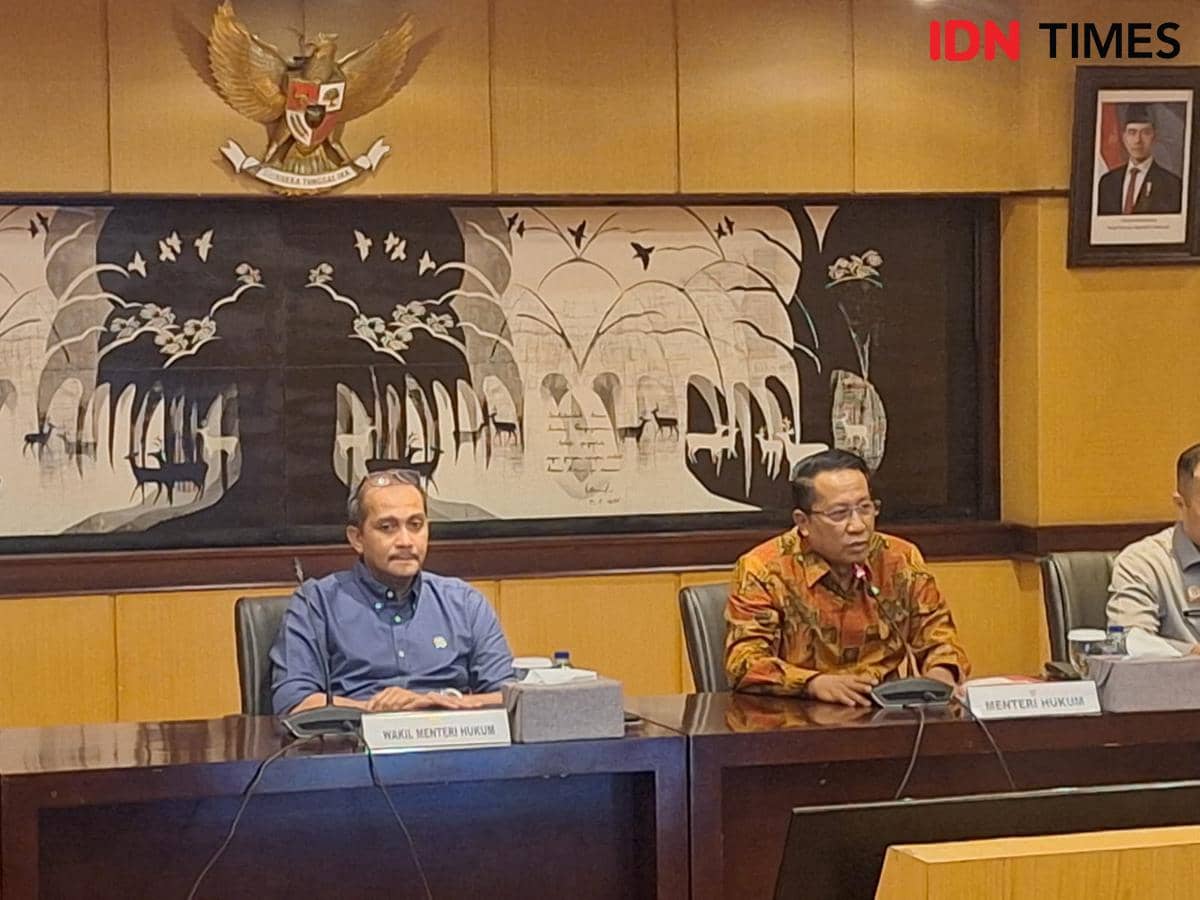 Wakil Menteri Hukum Eddy Hiariej dalam jumpa pers terkait KUHP dan KUHAP baru