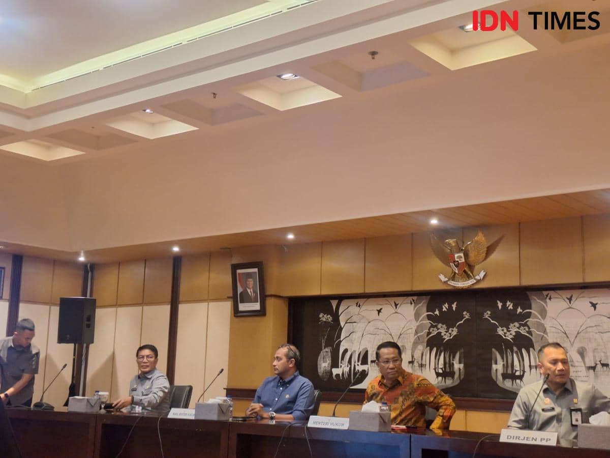 Wakil Menteri Hukum Eddy Hiariej dalam jumpa pers terkait KUHP dan KUHAP baru