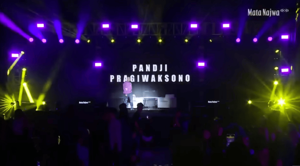 penampilan stand up Pandji Pragiwaksono