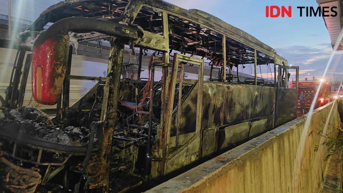 Bus rombongan peziarah terbakar di Tol Japek