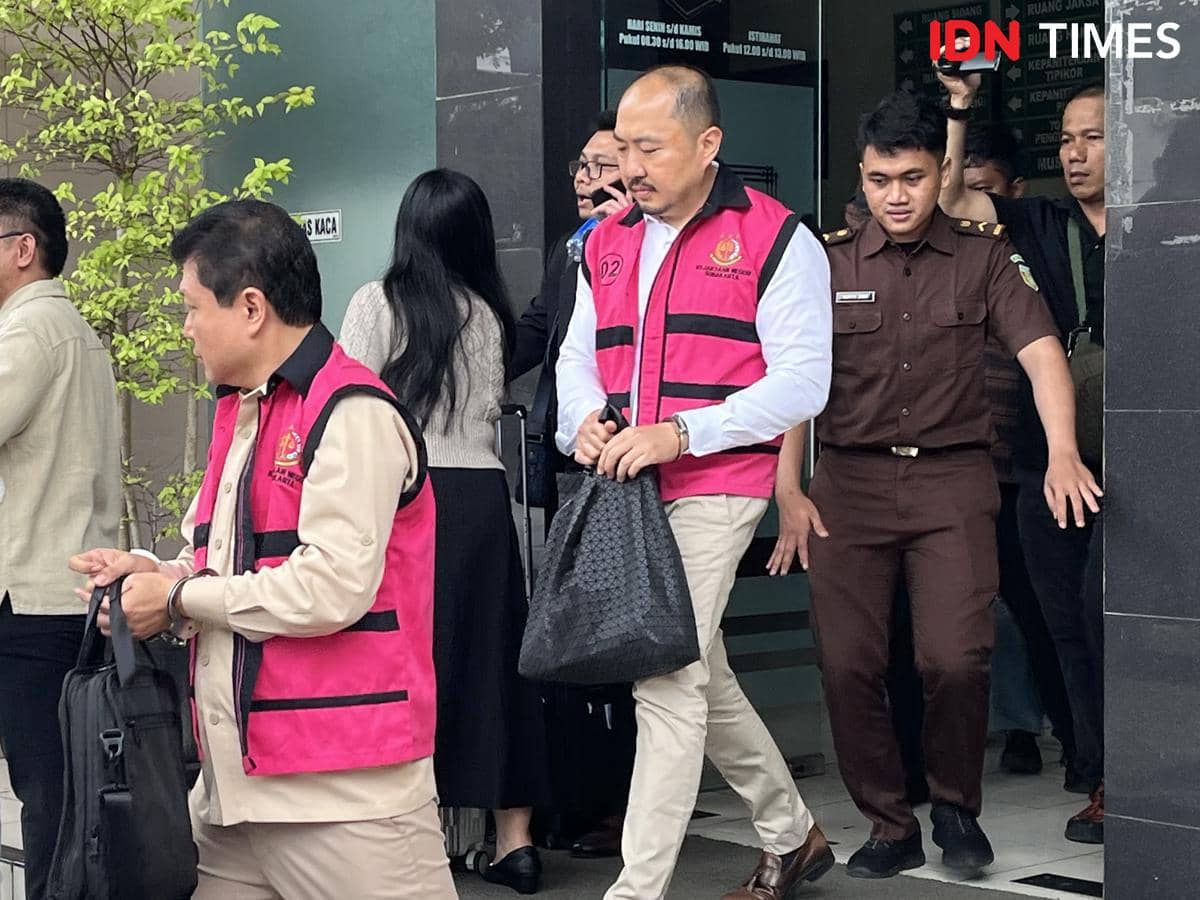 Terdakwa Komisaris Utama Sritex, Iwan Setiawan Lukminto dan dan Direktur Utama Sritex, Iwan Kurniawan Lukminto saat menghadiri sidang kasus dugaan korupsi pemberian fasilitas kredit dari bank BUMD kepada PT Sri Rejeki Isman (Sritex) di Pengadilan Tipikor Semarang, Senin (5/1/2026). (IDN Times/Anggun Puspitoningrum)