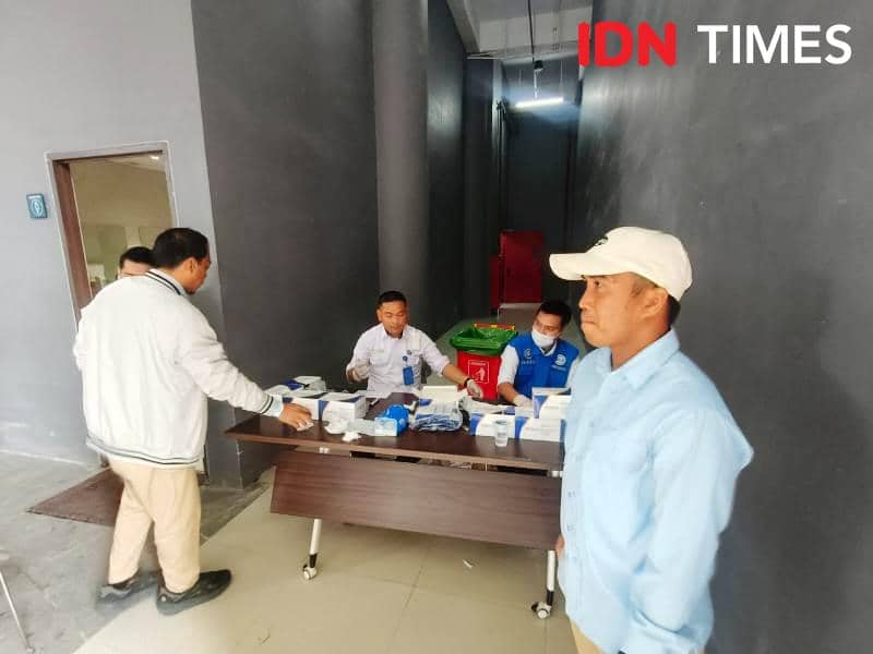 Seorang pegawai OIKN menyerahkan urinenya untuk dicek BNN