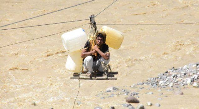 Warga Aceh Tengah gunakan sling untuk menyeberangi sungai (dok.Pemkab Aceh Tengah)