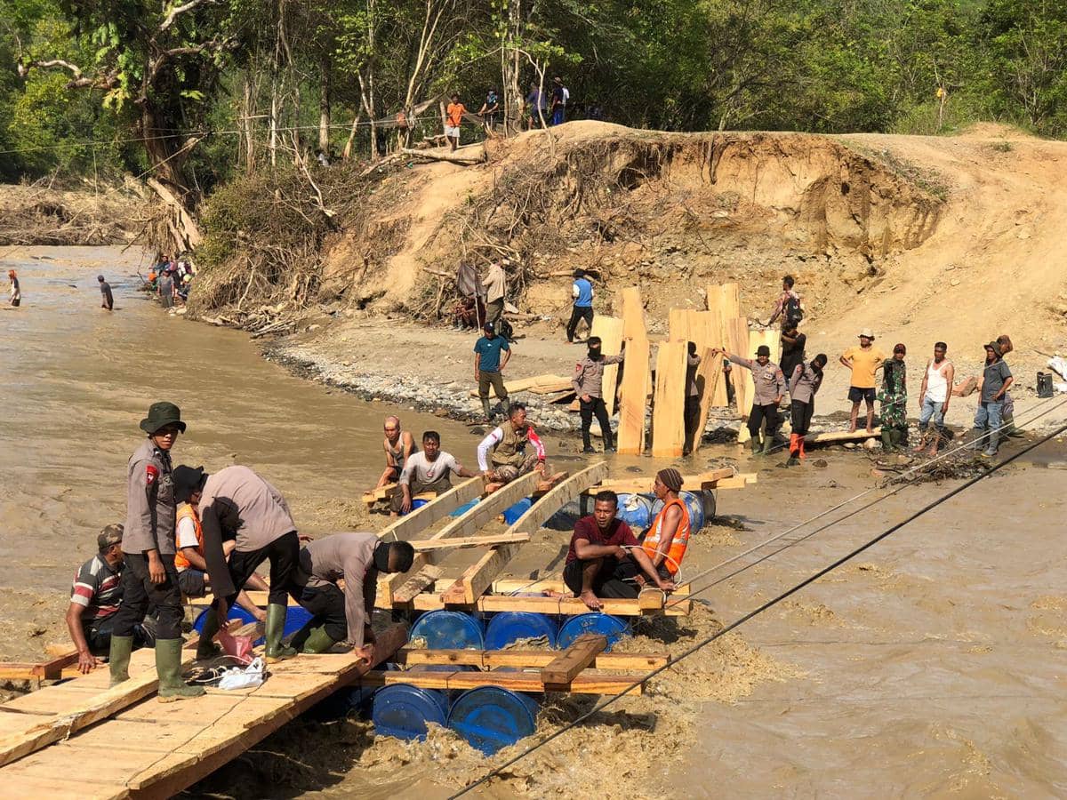  Warga kembali membangun jembatan darurat untuk penyeberangan di Sungai Kala Ili, Kecamatan Linge, Aceh Tengah (dok.warga)