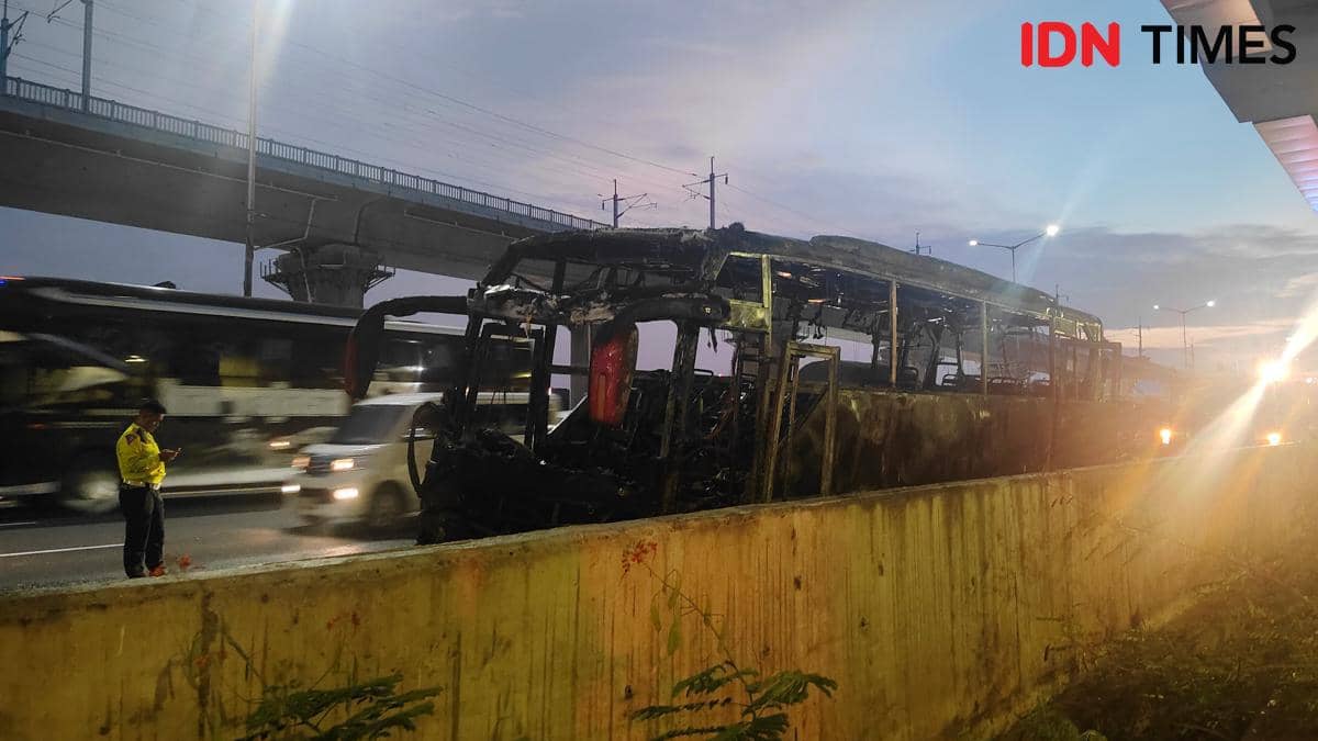 Bus rombongan peziarah terbakar di Tol Japek