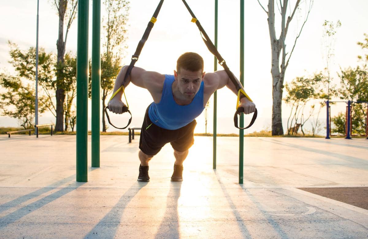 Latihan TRX chest fly.