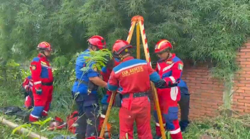 Damkar Kota Bekasi evakuasi kambing yang masuk ke dalam sumur