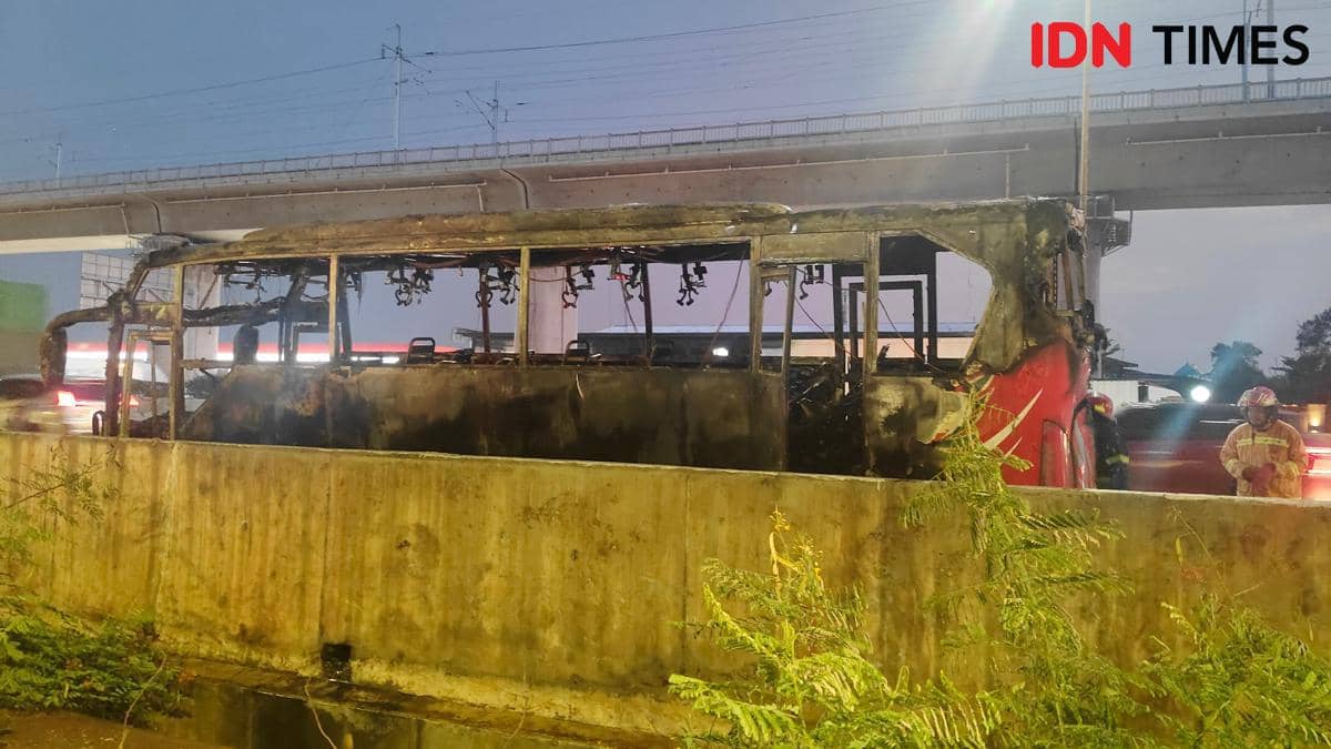 Bus rombongan peziarah terbakar di Tol Japek