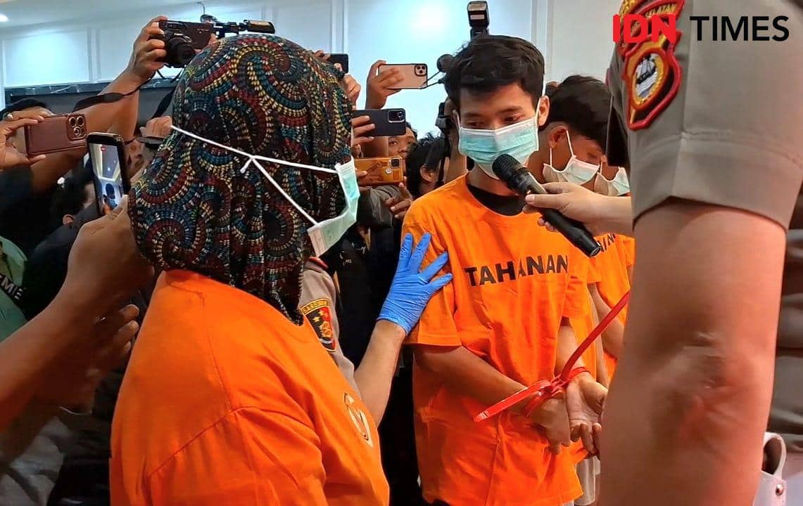 Sumarni (39) dan Sukarno (23) pasutri penjual nasi kuning di Makassar yang diduga perkosa dan rekam karyawatinya sendiri berinisial K (22) saat dihadirkan di Aula Polrestabes Makassar, Senin (5/1/2026). IDN Times/Darsil Yahya