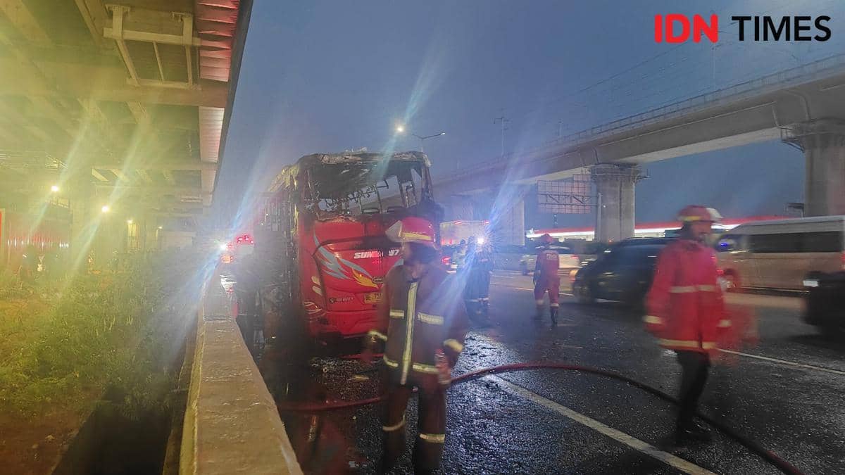 Bus rombongan peziarah terbakar di Tol Japek