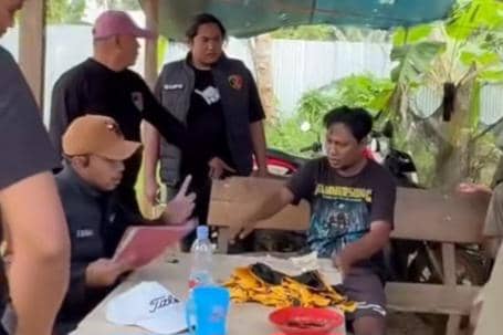 Detik-detik jurnalis advokasi Royman M Hamid ditangkap oleh aparat Polres Morowali, Sulawesi Tengah, Minggu (4/1/2026). (Dok. Rekaman warga).