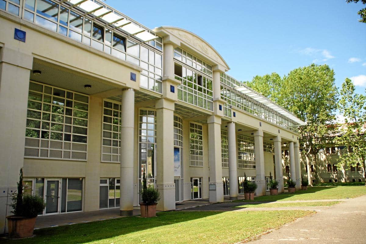 bangunan spa di Vichy yang berfungsi sebagai tempat perawatan sekaligus pertemuan sosial 