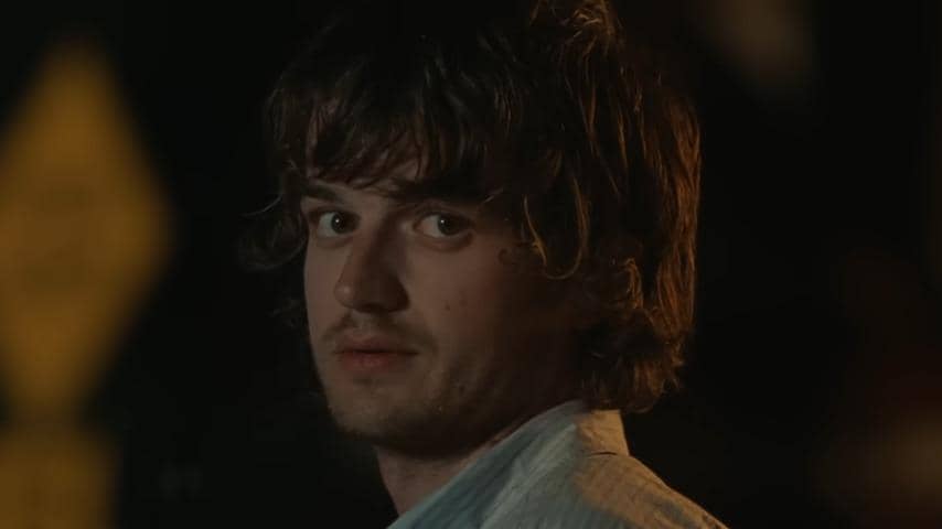 Joe Keery dalam video klip "Loser" milik Tame Impala.