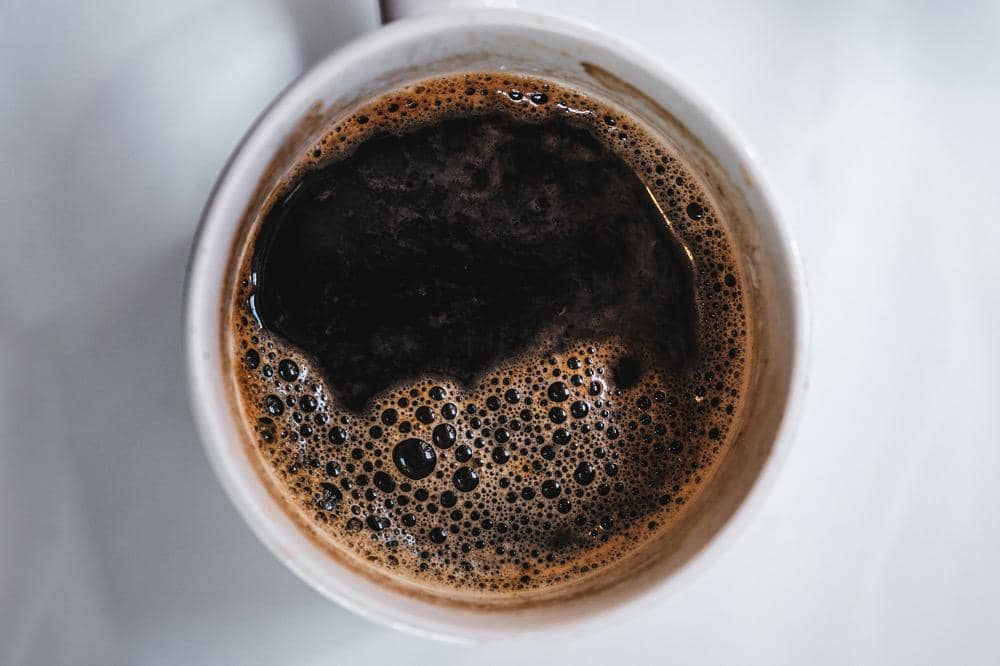 ilustrasi secangkir kopi yang baru diseduh