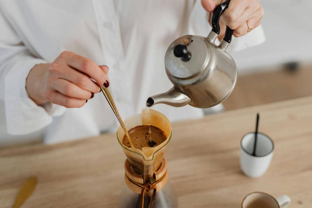 ilustrasi menyeduh kopi