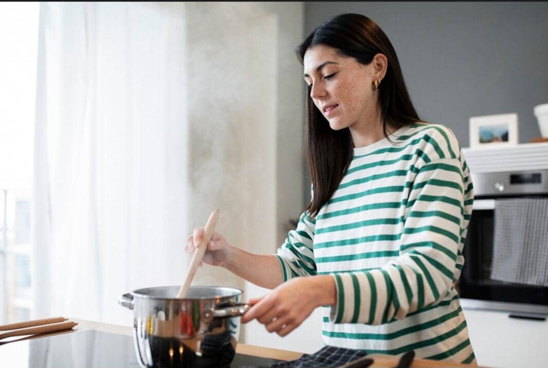 ilustrasi memasak saus tomat dengan api kecil