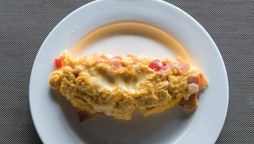 ilustrasi omelet isi cottage cheese (freepik.com/topntp26)