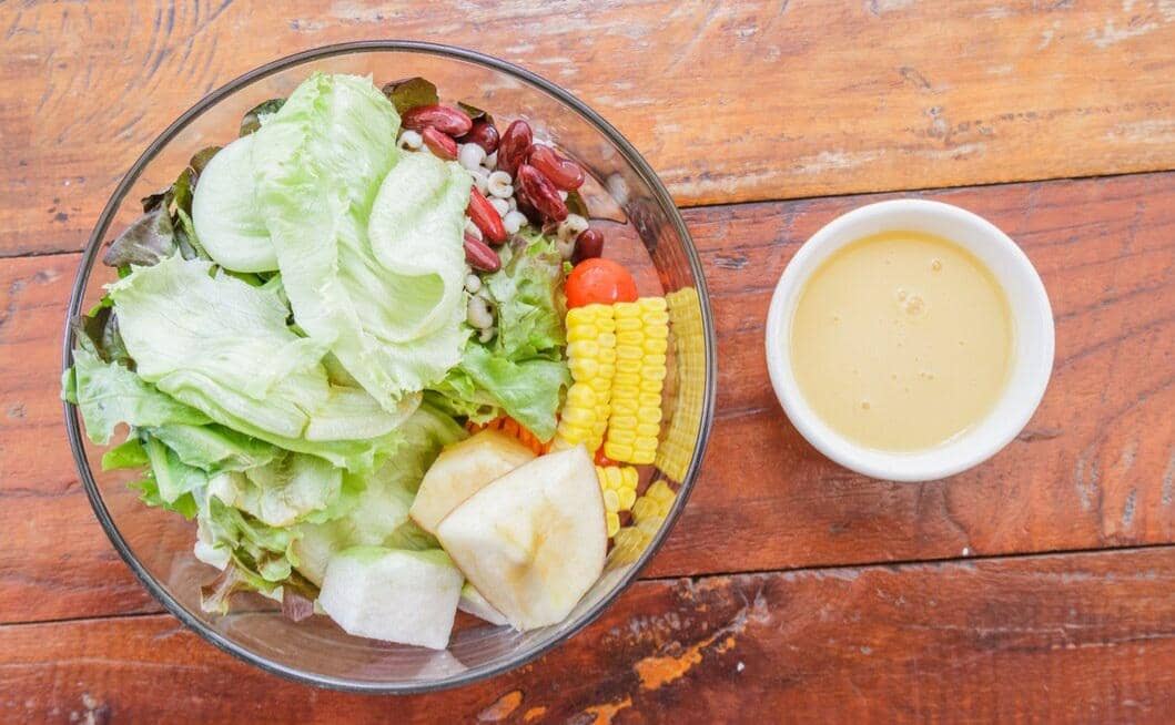 ilustrasi cottage cheese sebagai saus salad (freepik.com/suksao)