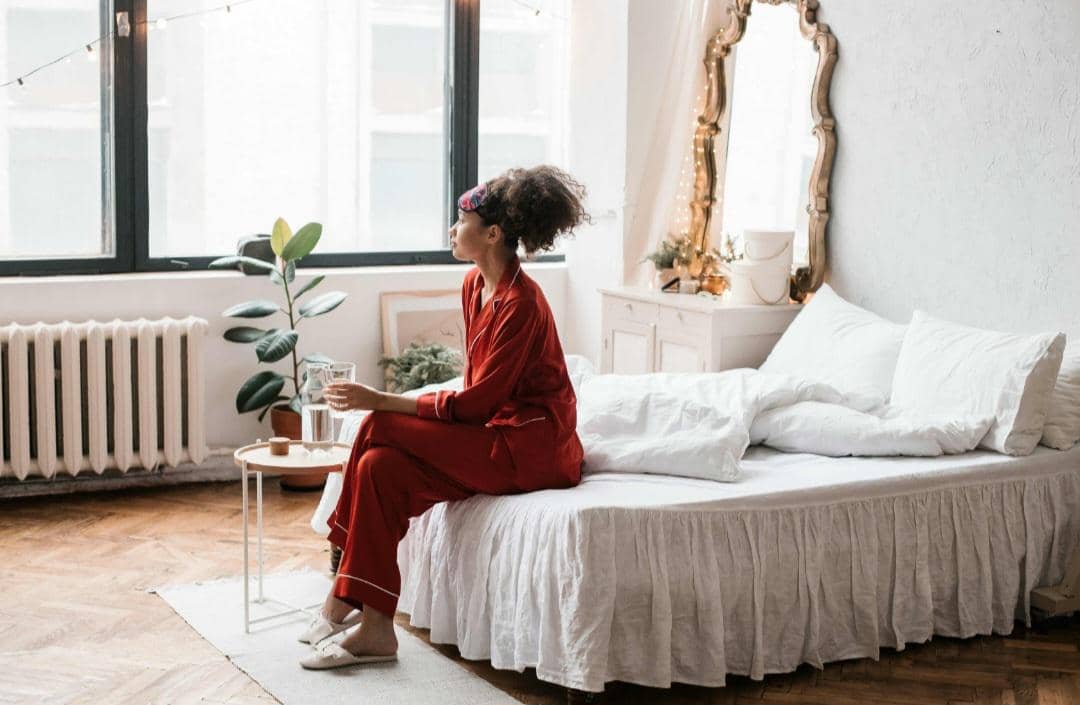 ilustrasi cewek duduk di tempat tidur