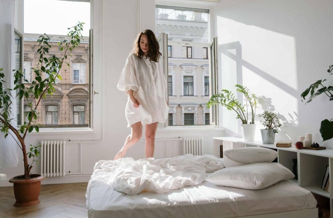 ilustrasi cewek di kamar tidur