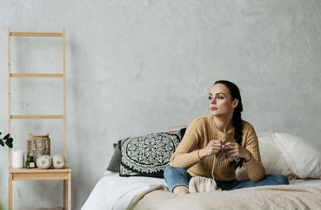 ilustrasi wanita duduk di tempat tidur 