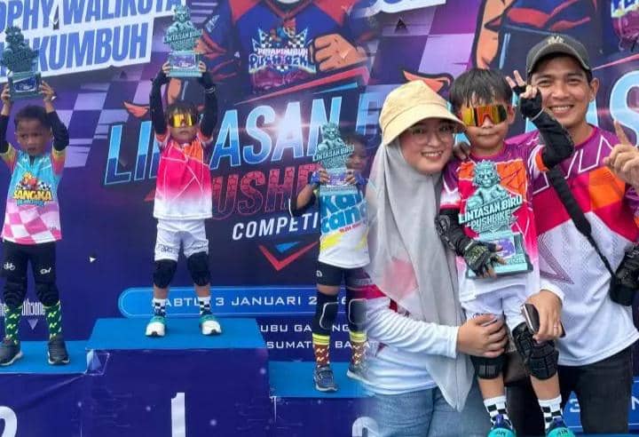 Gevino ditemani orang tuanya saat juara 1 di event Lintas Biru Push Bike Competition 2026 yang berlangsung di Kota Payakumbuh, Provinsi Sumbar