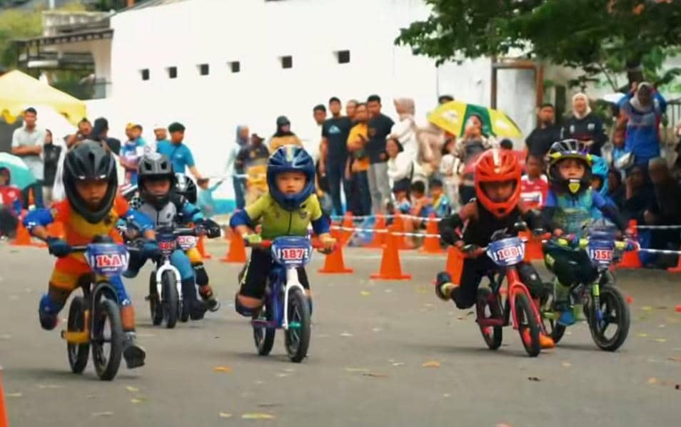 Sejumlah anak berumur 4 tahun mengikuti kejuaraan Lintas Biru 