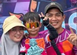 Gevino bersama orang tuanya saat foto bersama