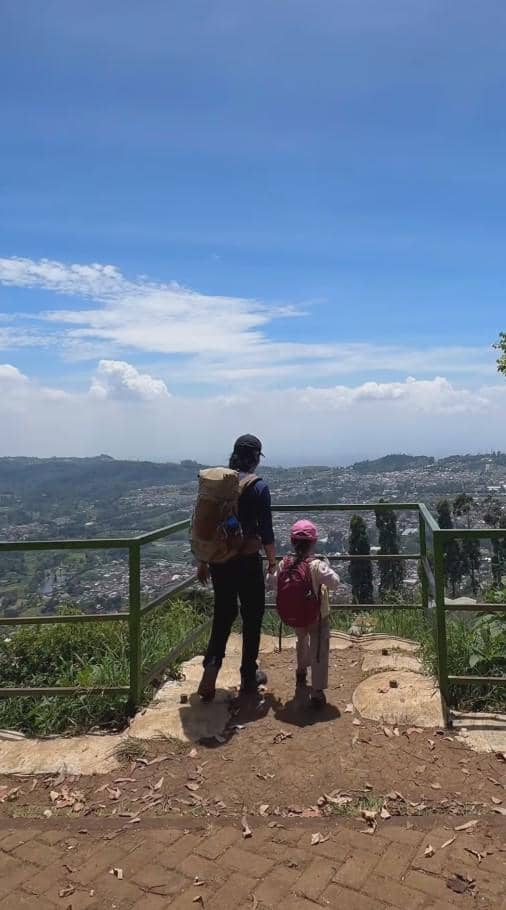 Fiersa Besari Ajak Anak Mendaki Gunung (instagram.com/fiersabesari)