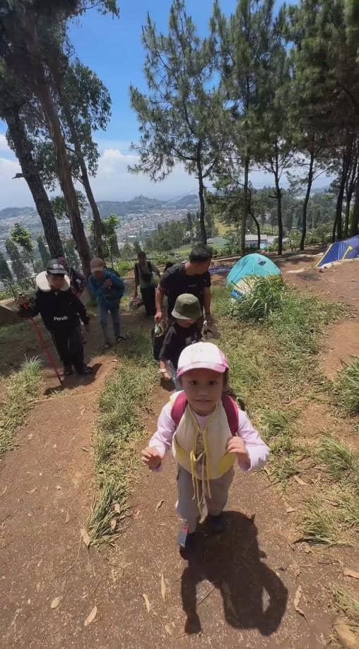 Fiersa Besari Ajak Anak Mendaki Gunung (instagram.com/fiersabesari)