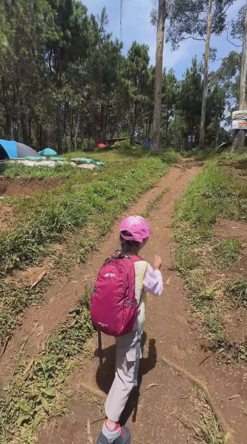Fiersa Besari Ajak Anak Mendaki Gunung (instagram.com/fiersabesari)