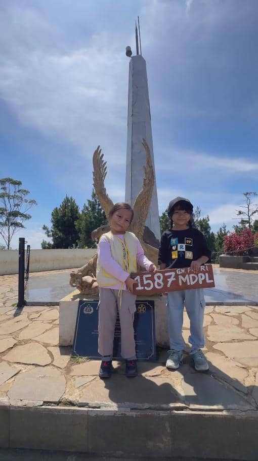 Fiersa Besari Ajak Anak Mendaki Gunung (instagram.com/fiersabesari)