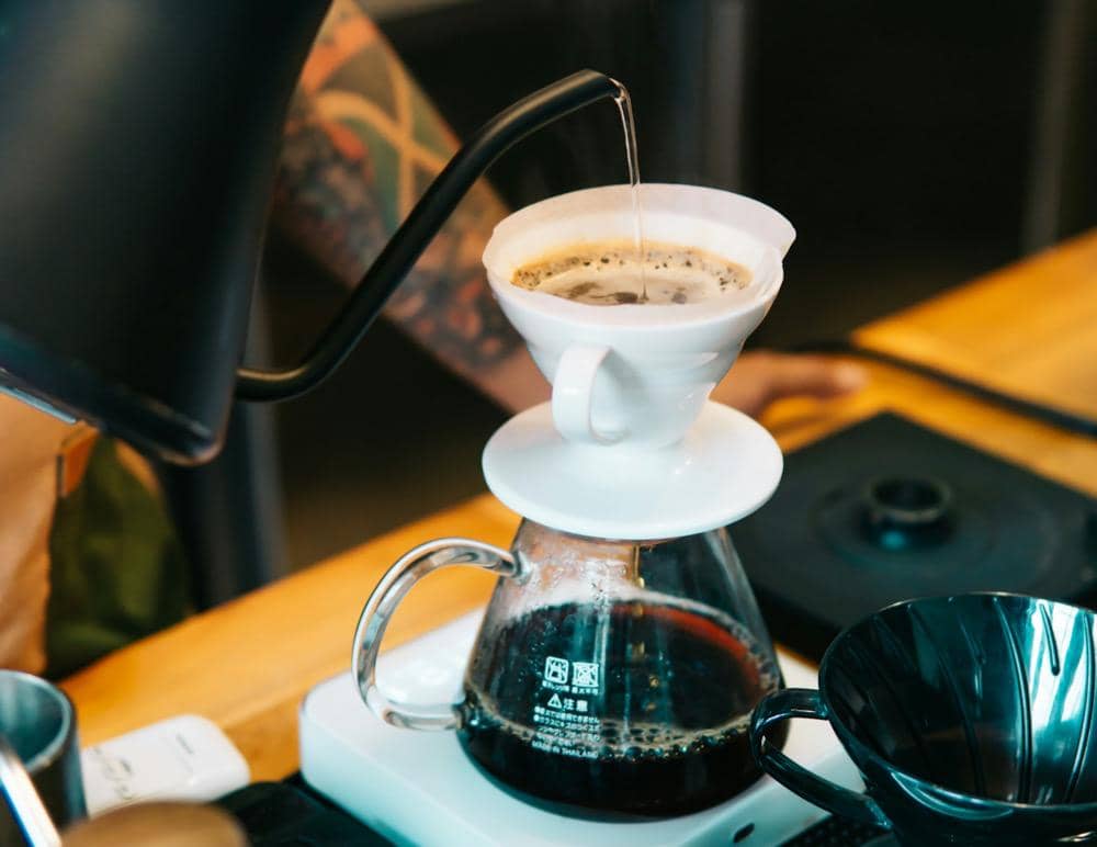 ilustrasi penyeduhan kopi dengan metode pour over 