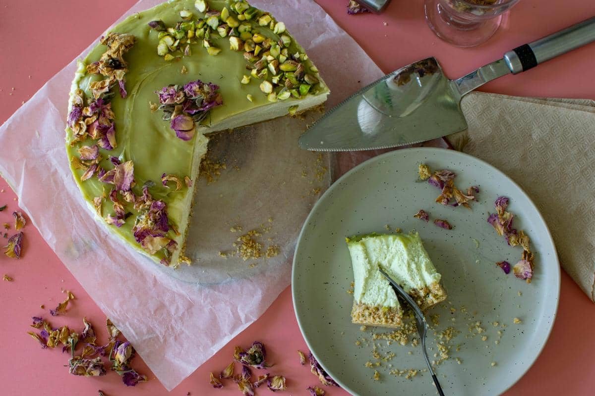 ilustrasi avocado mousse cake 