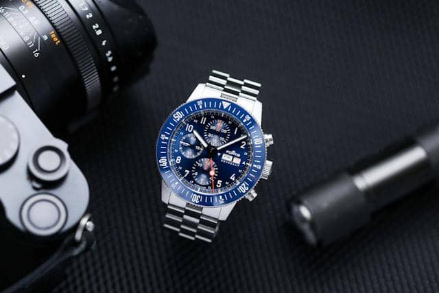 ilustrasi desain jam tangan ikonis 