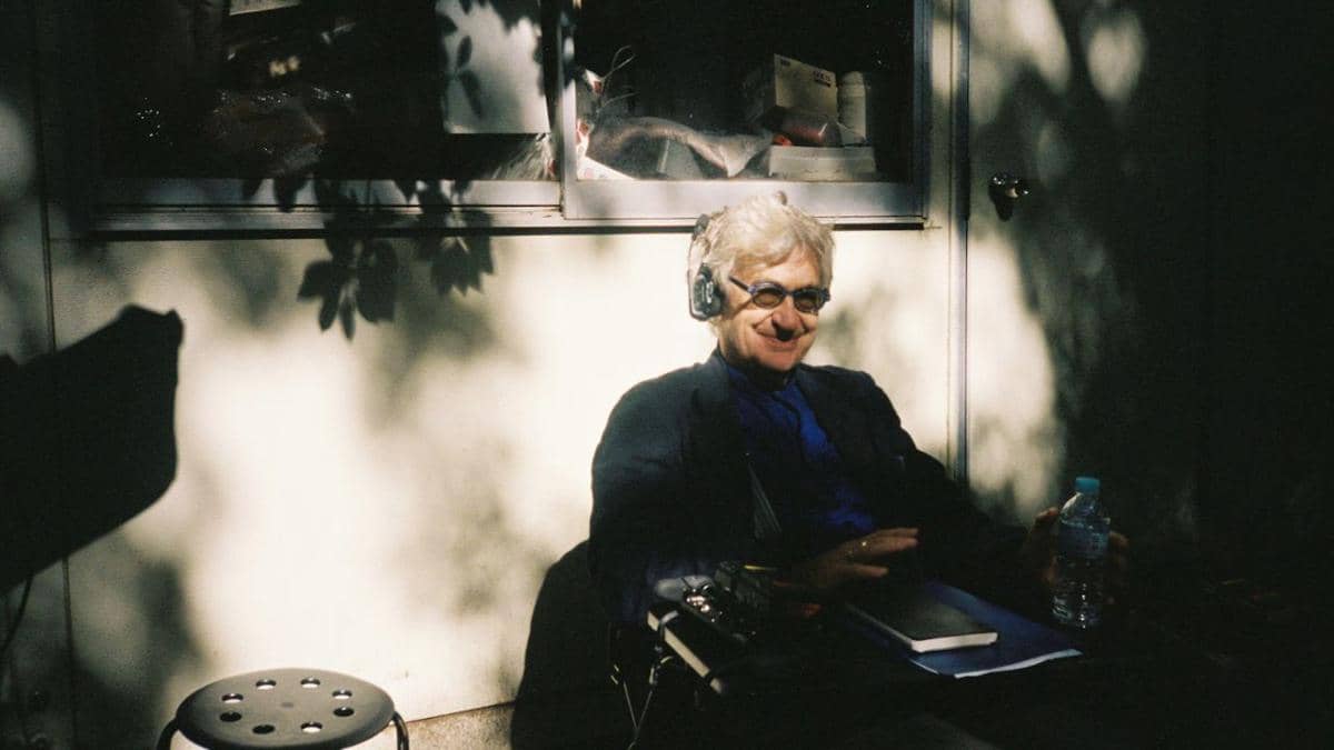 sutradara Wim Wenders di lokasi syuting Perfect Days (dazeddigital.com)