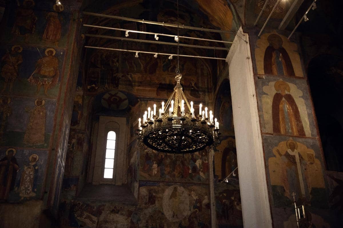 ilustrasi lampu gantung kuno