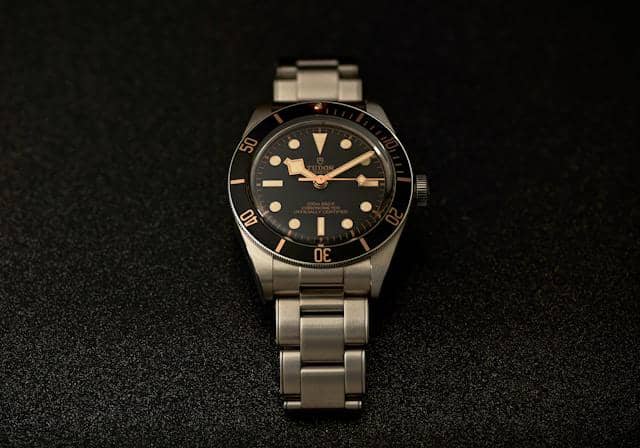 ilustrasi desain jam tangan ikonis 