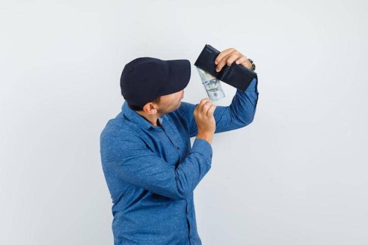 ilustrasi pria menyisihkan uang untuk Ramadan