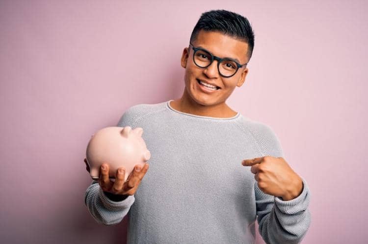 ilustrasi pria menyisihkan uang untuk Ramadan