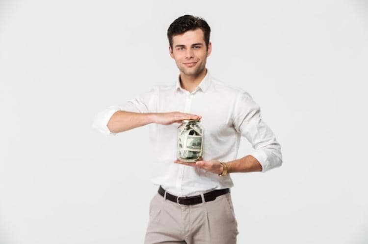 ilustrasi pria menyisihkan uang untuk Ramadan