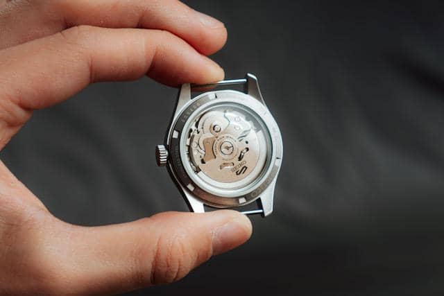 ilustrasi jam tangan automatic