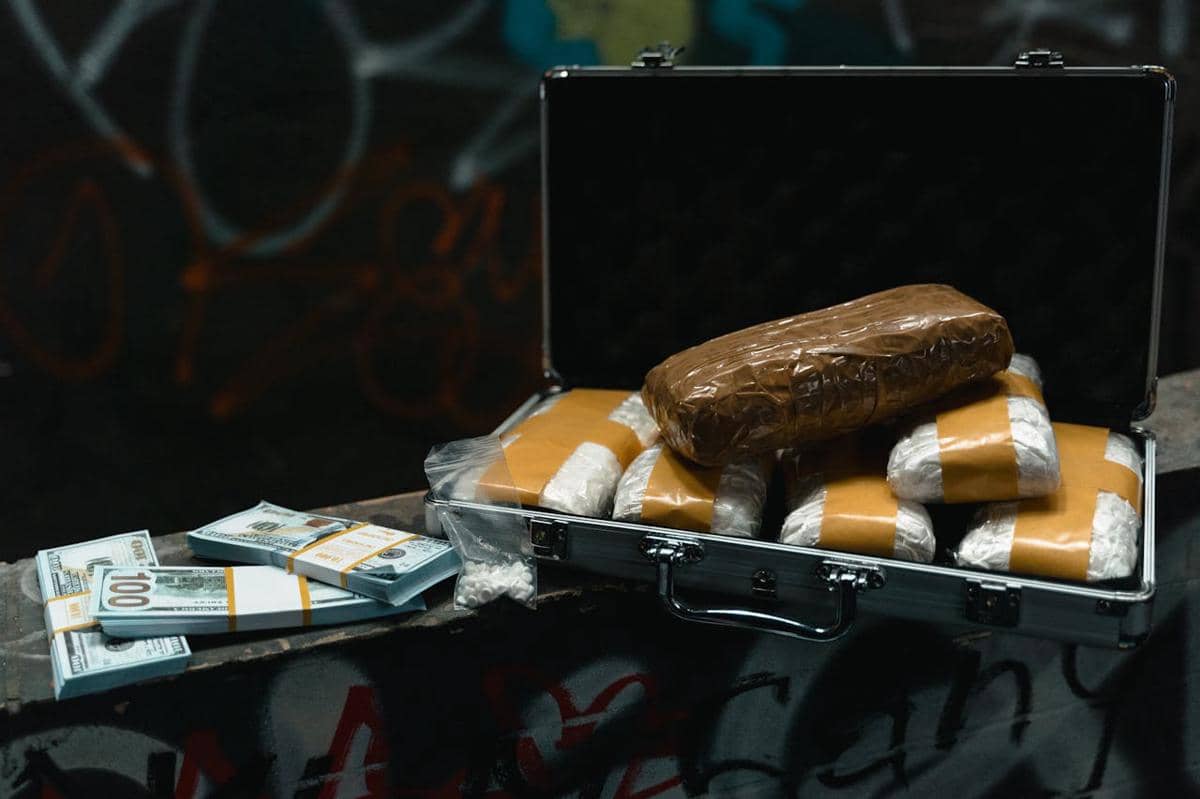 Kokain berada di sebuah meja.