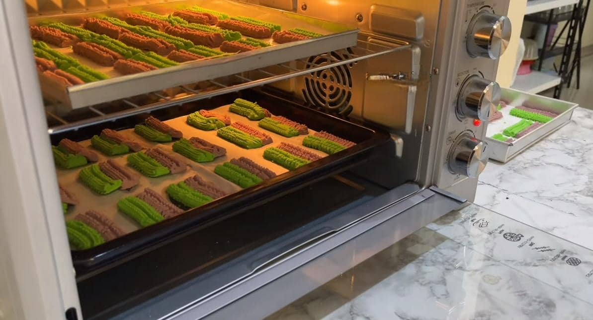 ilustrasi memanggang adonan