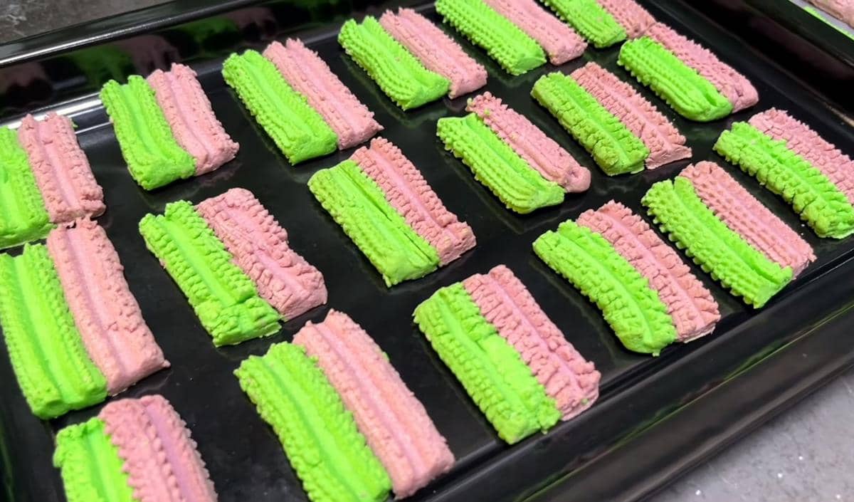 ilustrasi kue semprit jadul 2 warna